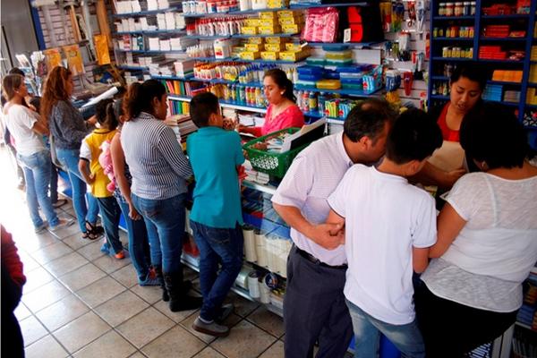 Padres de familia aprovechan que librería abre en domingo para comprar útiles y así evitan aglomeraciones en fechas próximas. (Foto Prensa Libre: Renato Melgar)<br _mce_bogus="1"/>