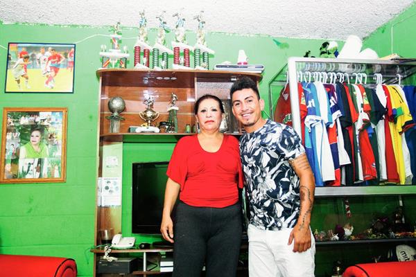 Gilda Leticia Barillas Herrera, madre del futbolista guatemalteco Marco Tulio Ciani Barillas, que juega con Municipal en el Clausura 2015. (FOTO Prensa Libre: Edwin Fajardo)