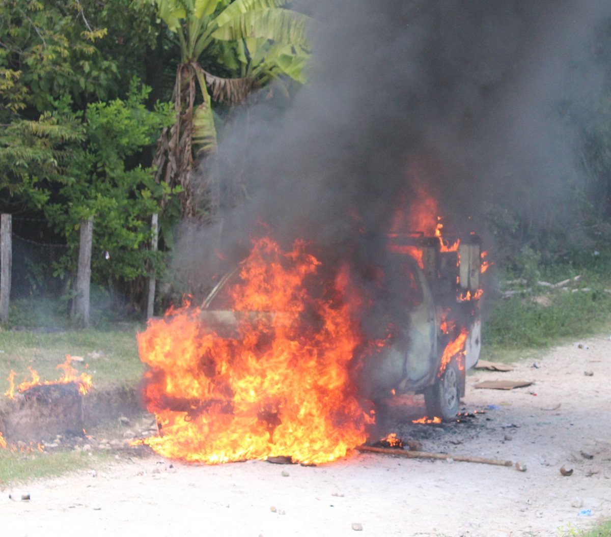 Enfrentamiento entre fuerzas de seguridad y campesinos comunidad La Pasadita, en San Andrés, Petén. (Foto Prensa Libre: Hemeroteca PL)