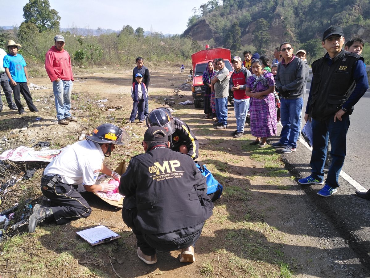 La pequeña, de un mes y medio, aproximadamente, fue localizada entre una caja de cartón a la orilla de la carretera, en Nahualá, Sololá. (Foto Prensa Libre: Ángel Julajuj)