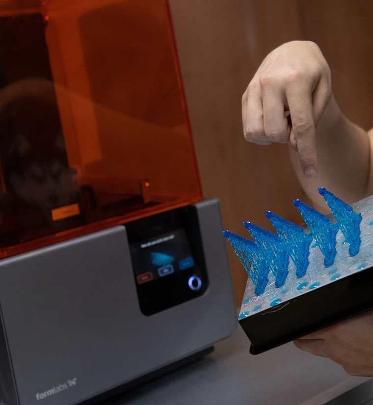 Un modelo 3D muestra las piezas de reemplazo de la impresora que se crearon utilizando una impresora 3D en ABC Imaging en Washington, DC. (AFP)