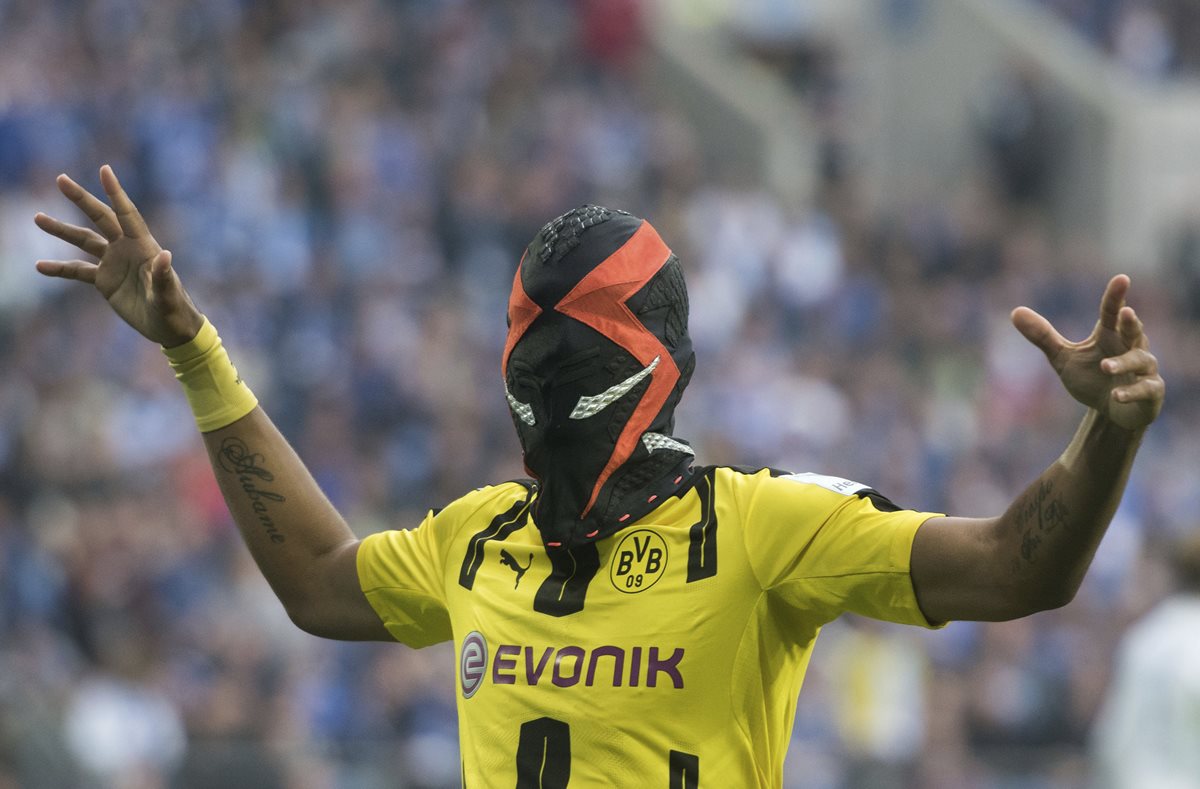 Pierre-Emerick Aubameyang festejó así su gol este sábado, con el Borussia Dortmund. (Foto Prensa Libre: AP)