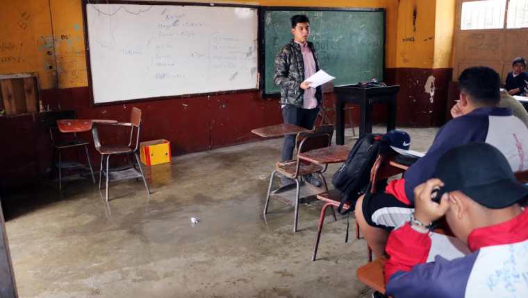 Estudiantes del Instituto Normal para Varones de Quetzaltenango reciben clases en aulas en mal estado. (Foto Prensa Libre: Carlos Ventura)