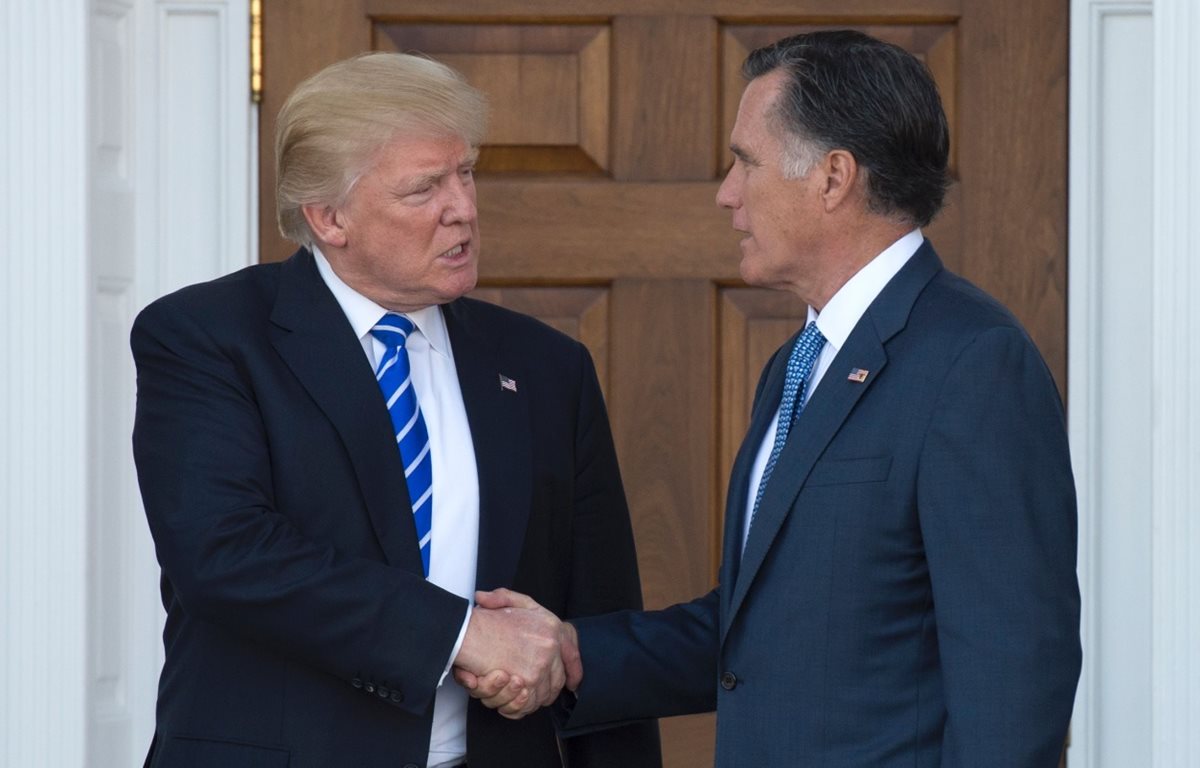 Donald Trump saluda a Mitt Romney después de su reunión en Bedminster, Nueva Jersey.(Foto Prensa Libre:AFP).