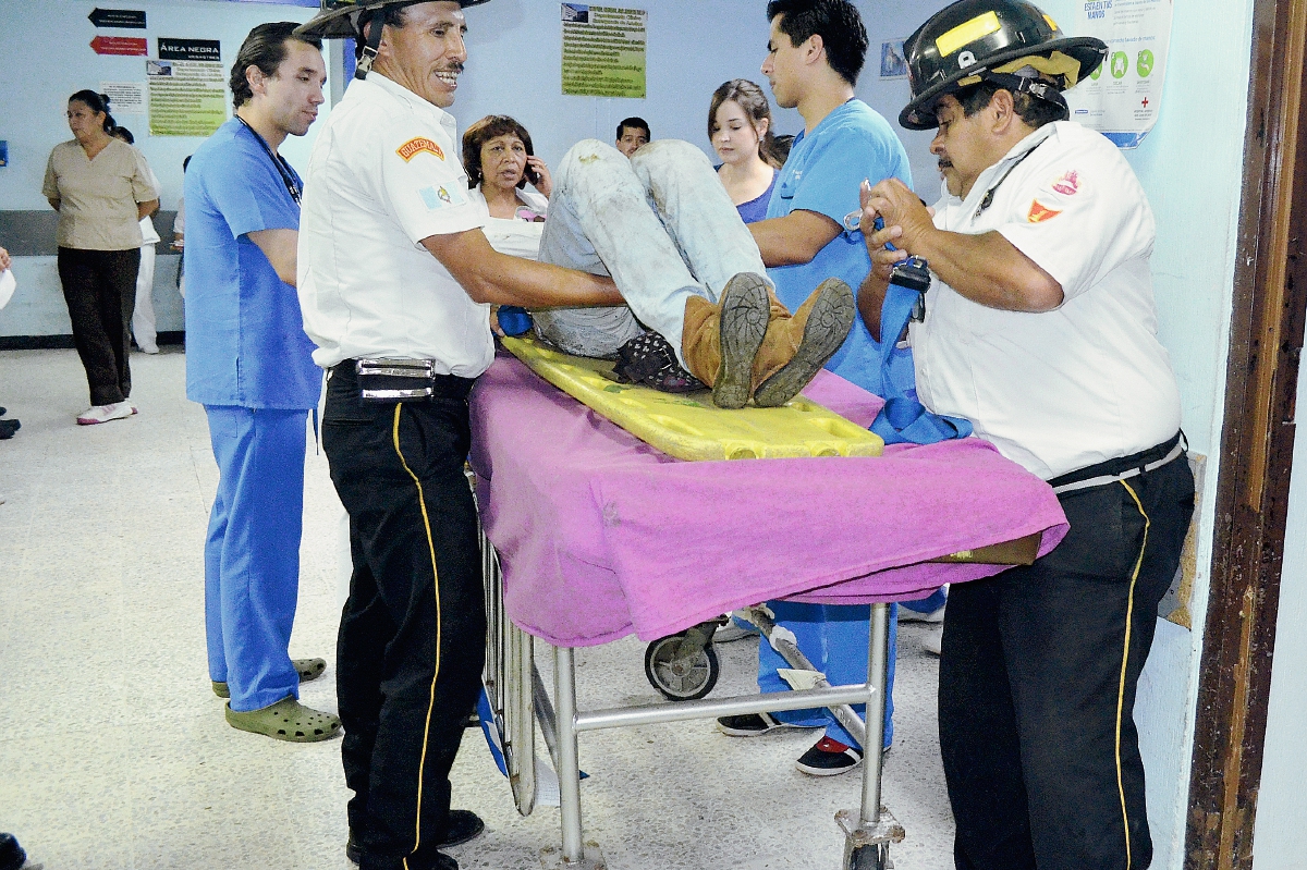 Una mujer resultó herida luego que se lanzara del puente Belice en un intento de suicidio, los bomberos Voluntarios la trasladaron al hospital General San Juan de Dios con fracturas. (Foto Prensa Libre: Estuardo Paredes)