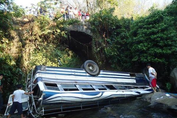 Un autobús cayó en el río Mixpillá, en la aldea San Pedro Cutzán, Chicacao, Suchitepéquez, con saldo de 30 personas heridas. (Foto Prensa Libre: Omar Méndez Morales)