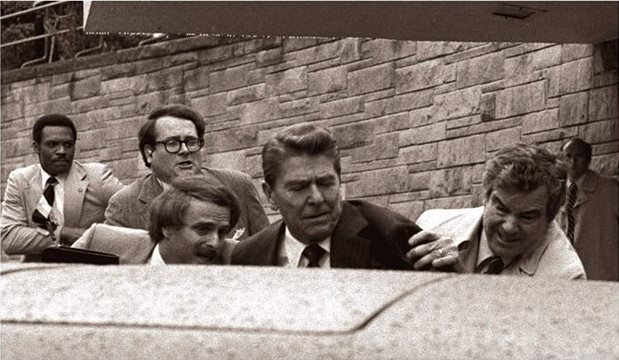 Ronald Reagan es empujado hacia su vehículo blindado para evitar más disparos el 30 de marzo de 1981. (Foto: Hemeroteca PL)
