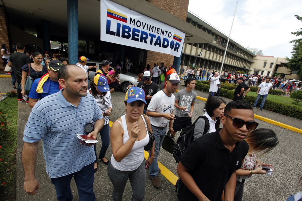 También a su Asamblea Constituyente, y presionar por un pronto cambio de gobierno tras casi cuatro meses de violentas protestas.