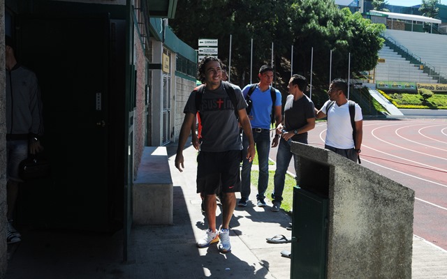 Jugadores de Comunicaciones al salir del entrenamiento de ayer (Foto Prensa Libre: Jeniffer Gómez)
