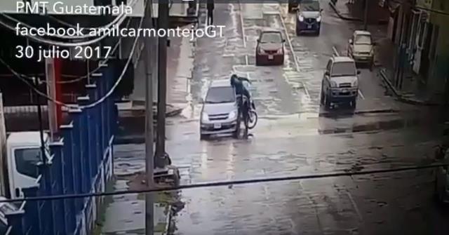 Automovilista se cruza la vía cuando el semáforo la mercaba el alto y atropella a motorista. (Foto Prensa Libre: Cortesía)