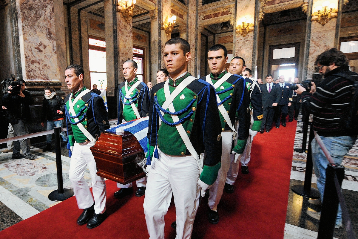 Miembros de la guardia de honor de Uruguay brindan homenaje a los restos de Alcides Ghiggia. (Foto Prensa Libre: AFP)