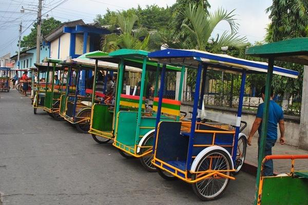 Pilotos de bicitaxis parqueron sus unidades frente a la comuna de San Sebastián, para exigir que dejen de circular las motos modificadas para llevar pasajeros. (Foto Prensa Libre: Jorge Tizol) <br _mce_bogus="1"/>