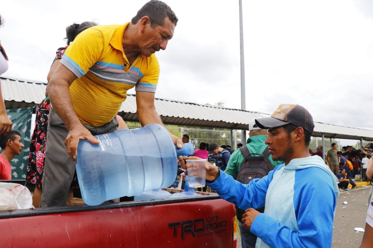 La larga espera de los migrantes en el puente internacional ha provocado que hondureños no tengan que comer ni beber. (Foto Prensa Libre: Rolando Miranda)
