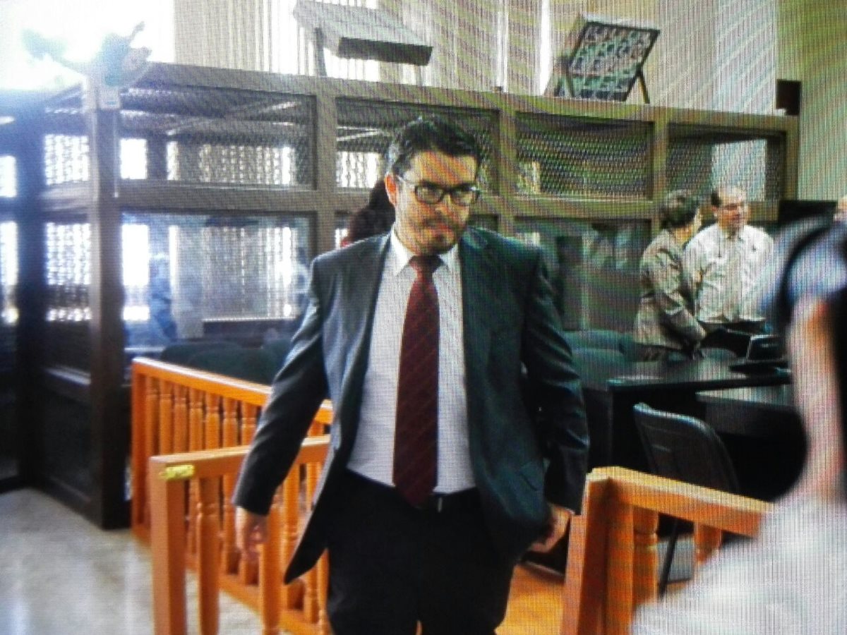 Joaquín Flores luego de escuchar la resolución. (Foto Prensa Libre: Edwin Bercián)