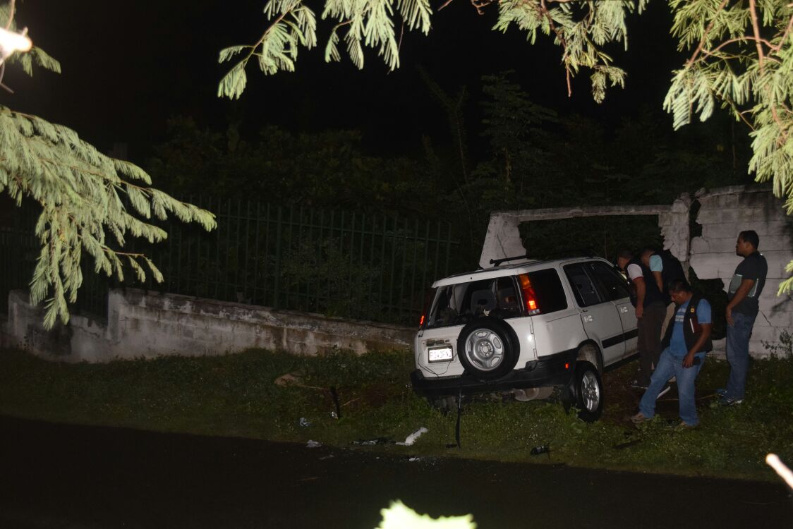 El cadáver de William Oliva Franco quedó en el interior de su vehículo, el cual se empotró en una pared de block. (Foto Prensa Libre: Mario Morales)