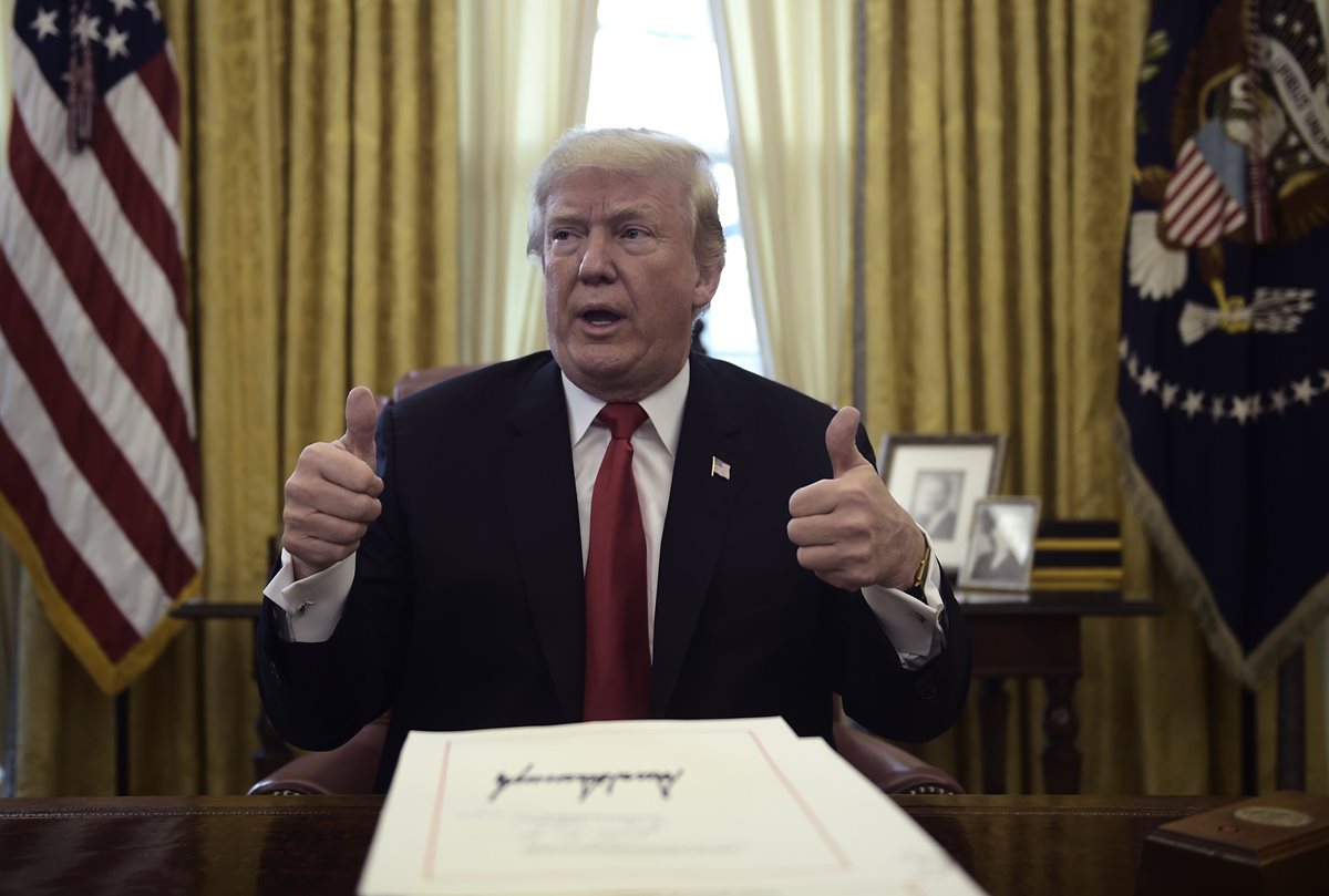 La ley promulgada por Donald Trump entrará en vigencia en 2018. (Foto Prensa Libre: AFP)