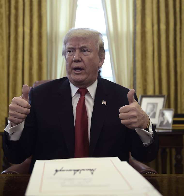 La ley promulgada por Donald Trump entrará en vigencia en 2018. (Foto Prensa Libre: AFP)