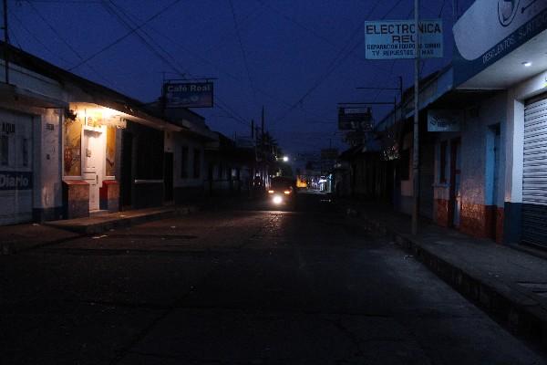 Varias calles de la ciudad de Retalhuleu carecen de alumbrado público.
