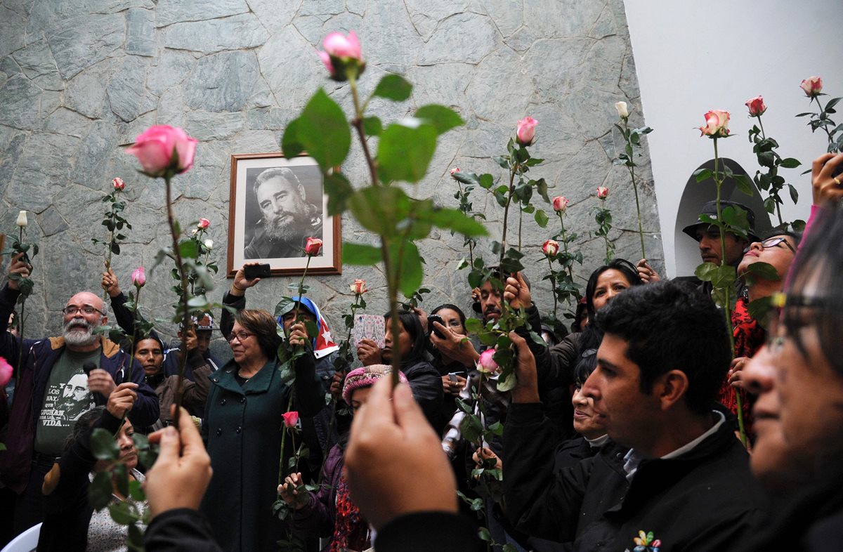 Colombianos rinden homenaje al líder cubano Fidel Castro, en Bogotá. (Foto Prensa Libre: AFP)