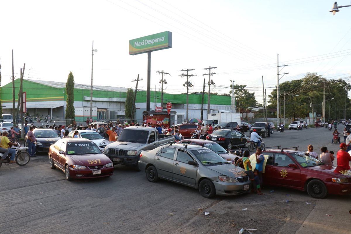 Taxistas bloquearon el paso en Puerto Barrios, Izabal. (Foto Prensa Libre: Dony Stewart)