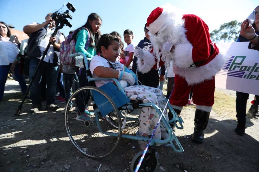 Santa Claus también entregó unos presentes a los niños.