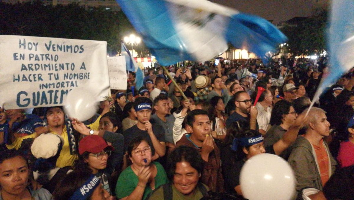 Un grupo de manifestantes consultados por Usac es Pueblo gritan consignas en contra de Morales mientras él brinda su discurso de Independencia. (Foto Prensa Libre: Álvaro González)