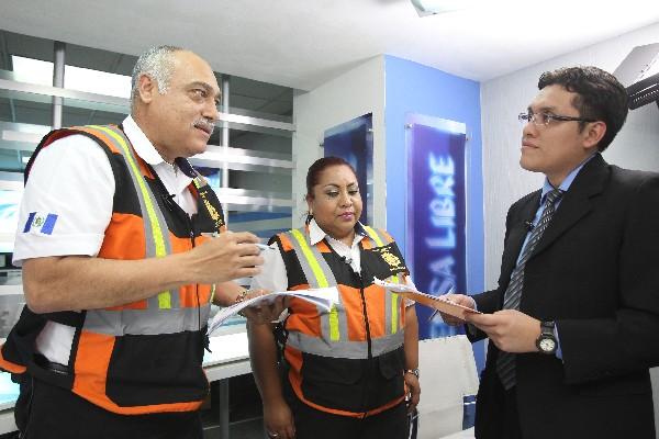 Édgar Méndez,  director de Departamento de Tránsito, y  la portavoz de la entidad, Dalia Santos, conversan con el periodista  José Manuel Patzán.