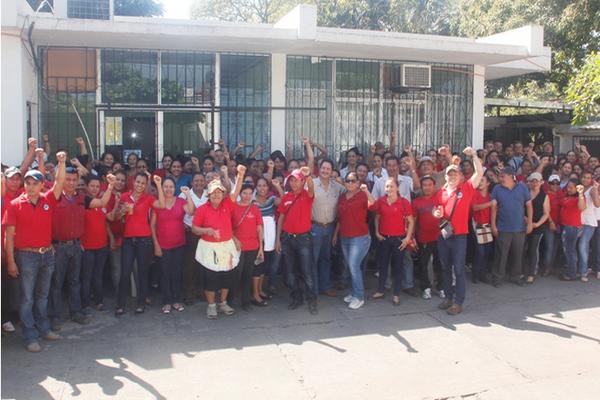 Trabajadores de 15 centros de Salud de Escuintla exigen el pago de salarios atrasados. (Foto Prensa Libre: Melvin Sandoval).