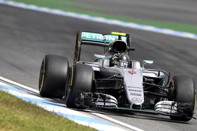 El piloto alemán Nico Rosberg fue el más rápido en el primer día de entrenamientos en el Gran Premio de Malasia. (Foto Prensa Libre: AP)