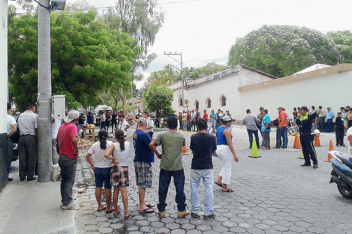 Vecinos de la zona 1 de Chiquimula se aglomeran luego de que desconocidos mataran a balazos a un joven. (Foto Prensa Libre: Edwin Paxtor)