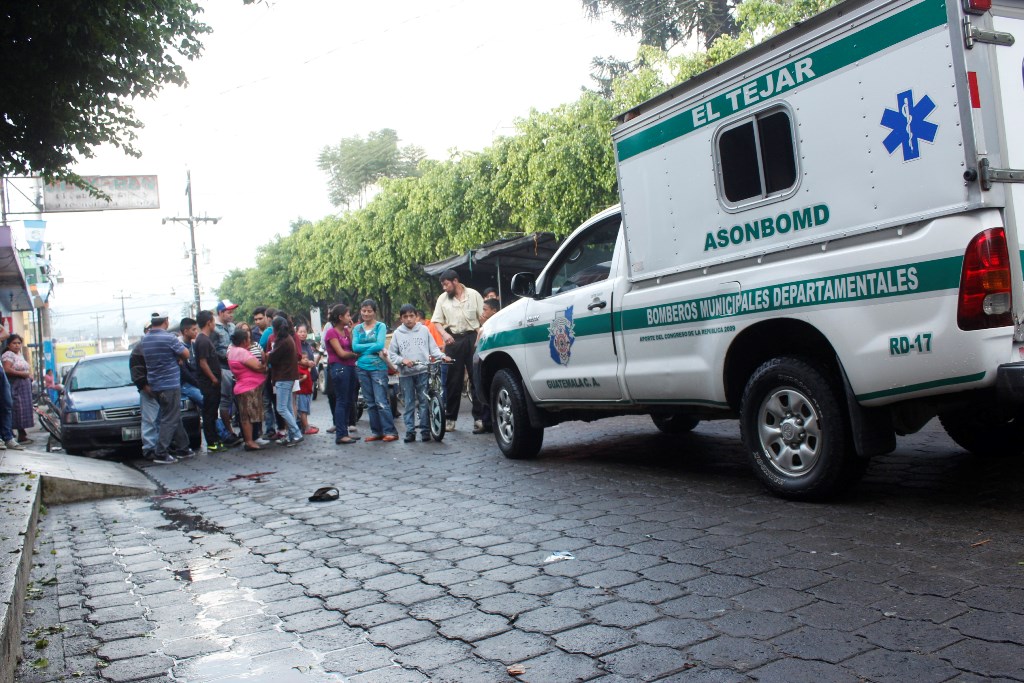 Pobladores de El Tejar, Chimaltenango, observan el lugar del ataque armado. (Foto Prensa Libre: Víctor Chamalé)