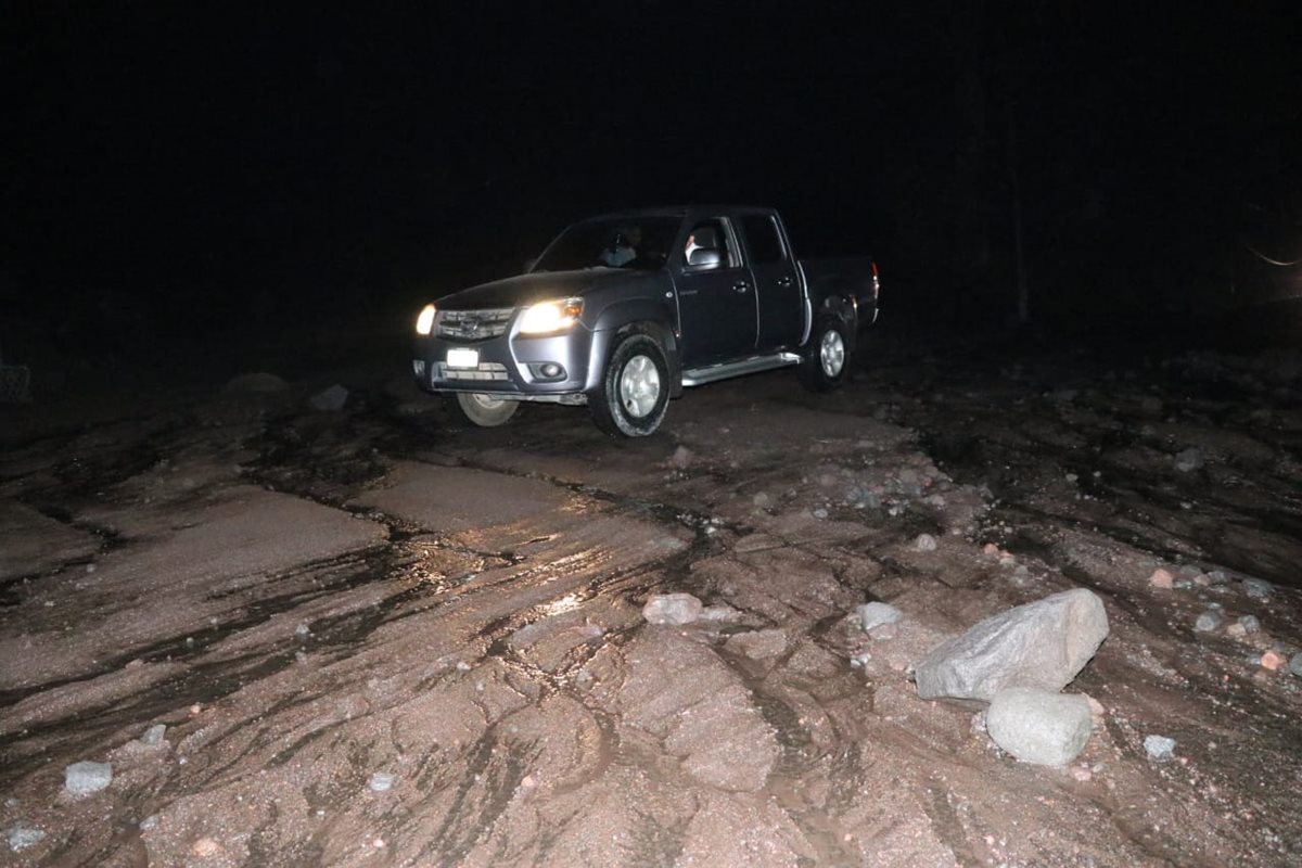 Rocas de tamaño considerable se observan sobre el asfalto. (Foto Prensa Libre: Carlos Paredes)