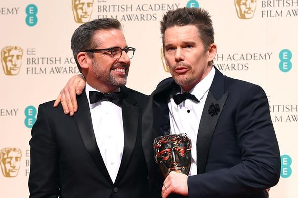 Los actores Steve Carell y Ethan Hawke reciben el premio de mejor director en nombre de Richard Linklater, en la gala de los Bafta (Foto: AP).