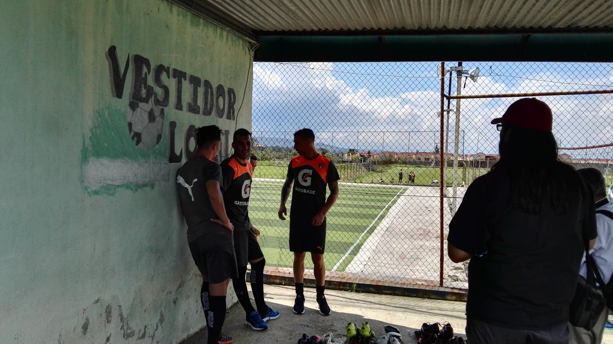 Emiliano López conversa con sus compañeros previo al entrenamiento. (Foto Prensa Libre: Gloria Cabrera)
