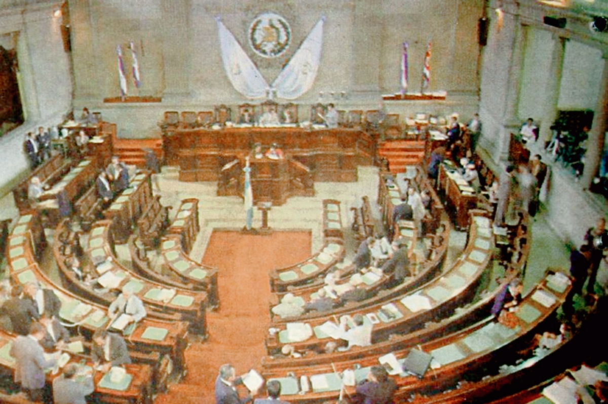 En marzo de 1994, 71 diputados renunciaron en forma voluntaria, tras varios meses de críticas.