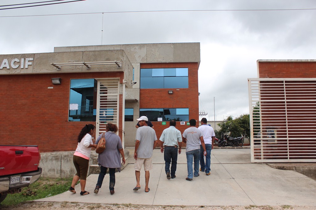 Morgue de San Benito, Petén, a donde fueron trasladados los tres cadáveres localizados en Las Cruces. (Foto Prensa Libre: Rigoberto Escobar)