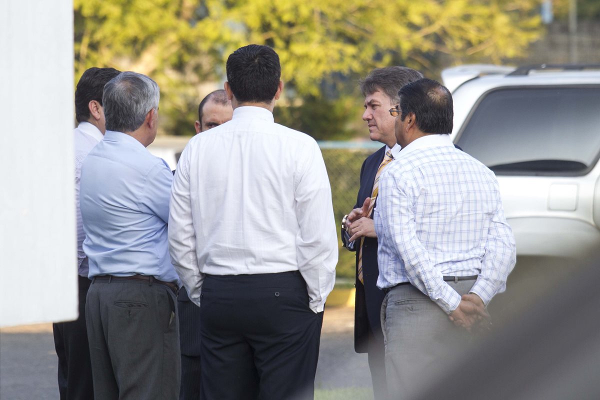 El comisionado presidencial Eduardo Prado —segundo a la derecha— conversa con el comité ejecutivo de la Fedefut. (Foto Prensa Libre: Norvin Mendoza)