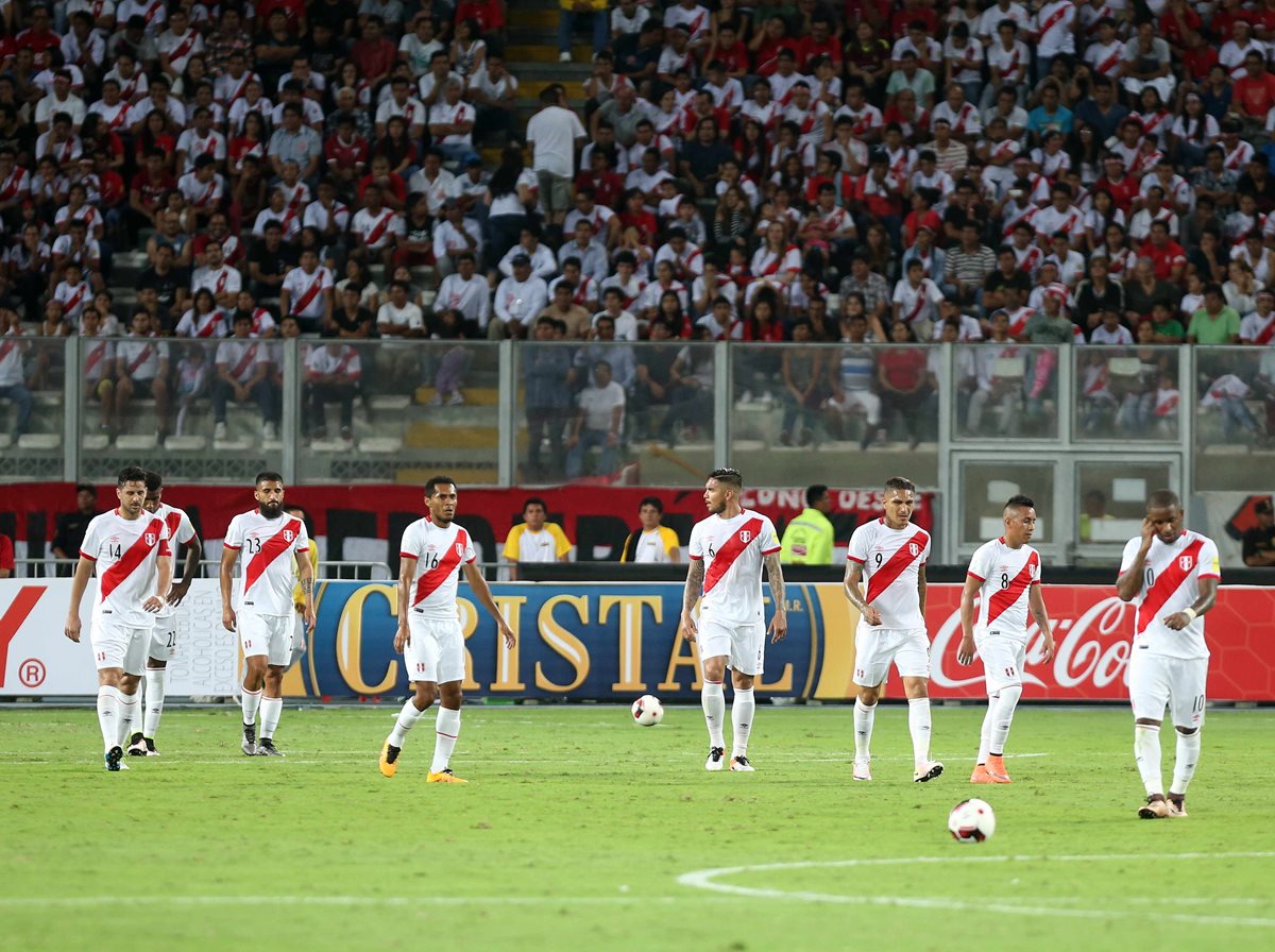 Los jugadores de Perú salen del campo luego de empatar 2-2 contra Venezuela en un partido de las eliminatorias del mundial Rusia 2018 que se disputó en el estadio Nacional de Lima. (Foto Prensa Libre: EFE)