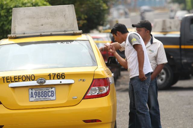 Taxistas identifican vehículo que conducía su compañero de trabajo en la zona 11. (Foto Prensa Libre: Erick Ávila)