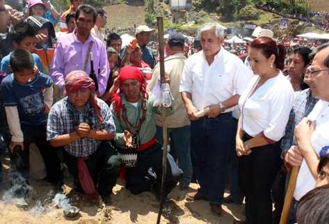 Sacerdotes mayas dirigen ceremonia en presencia de Pérez Molina y Baldetti. (Foto Prensa Libre: Óscar Figueroa)