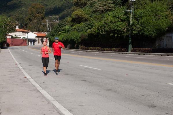 Ariana Pizzatti,  directora de Mercadeo de Ecofiltro, y Leonel Mijangos, fotógrafo, correrán 113 kilómetros de Antigua Guatemala a Panajachel. (Foto Prensa Libre: Cortesía Geovani Morales)