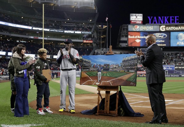 David Ortiz fue homenajeado en el estadio de los Yanquis por su carrera. (Foto Prensa Libre: EFE)