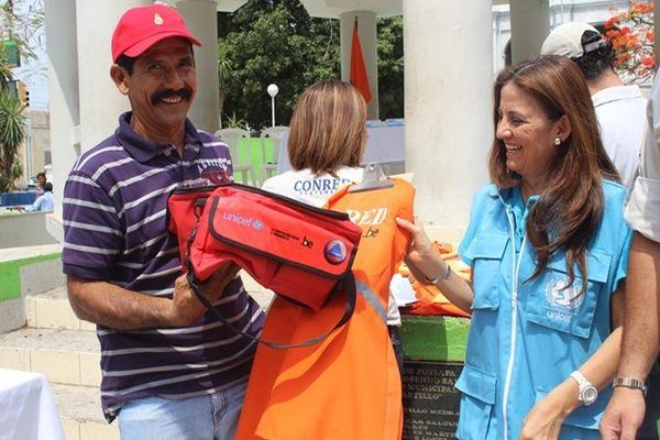 Josué de la Cruz, integrante del Comité Local para la Reducción de Desastres de Moyuta, recibe parte del equipo donado por Unicef. (Foto Prensa Libre: Óscar González)   <br _mce_bogus="1"/>