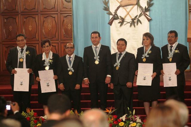 Cuatro maestros fueron condecorados este sábado por el presidente Jimmy Morales. (Foto Prensa Libre: Érick Ávila)
