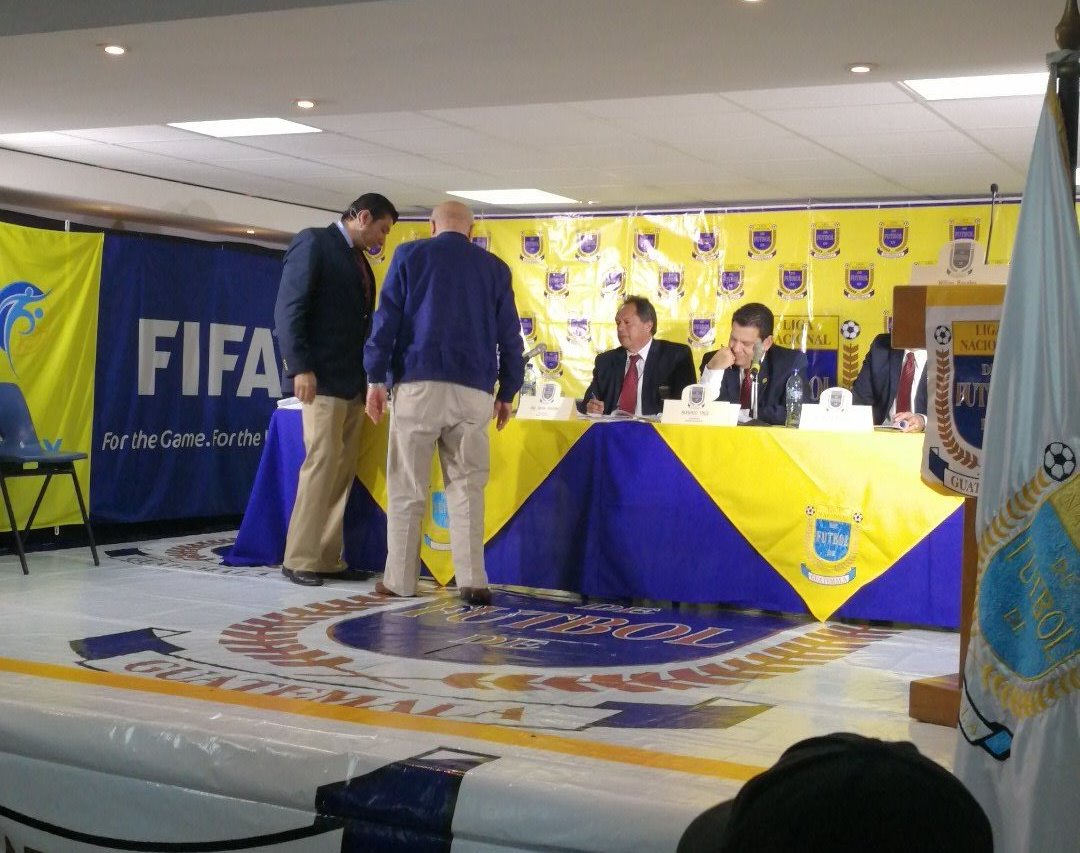 Los representantes de la Liga Nacional realizaron el sorteo para el calendario, para el torneo Apertura 2017. (Foto Prensa Libre: Carlos Vicente)