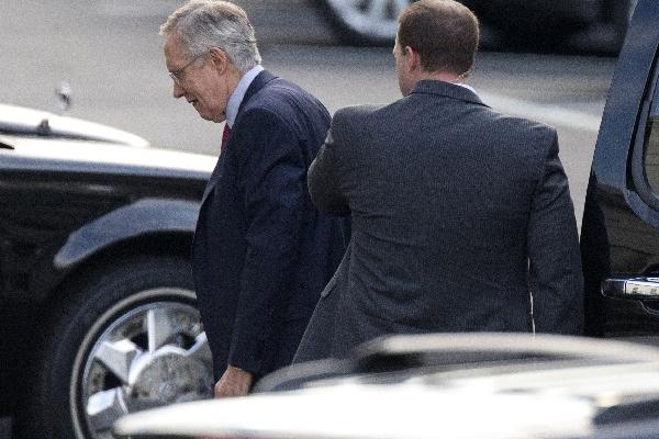 Harry Reid, líder demócrata del Senado,  arriba a la Casa Blanca. (Foto Prensa Libre: AP)