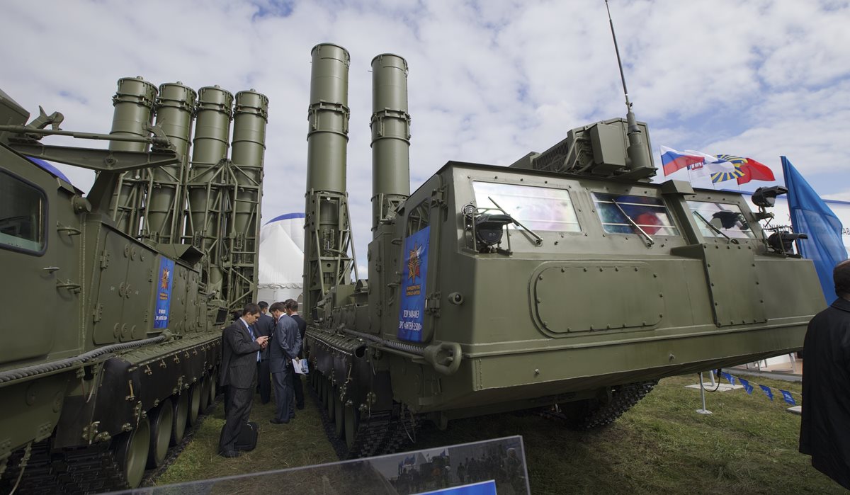 Rusia advierte de que su batería antimisiles S-300 puede derribar cualquier aeronave. (Foto Prensa Libre: AP)