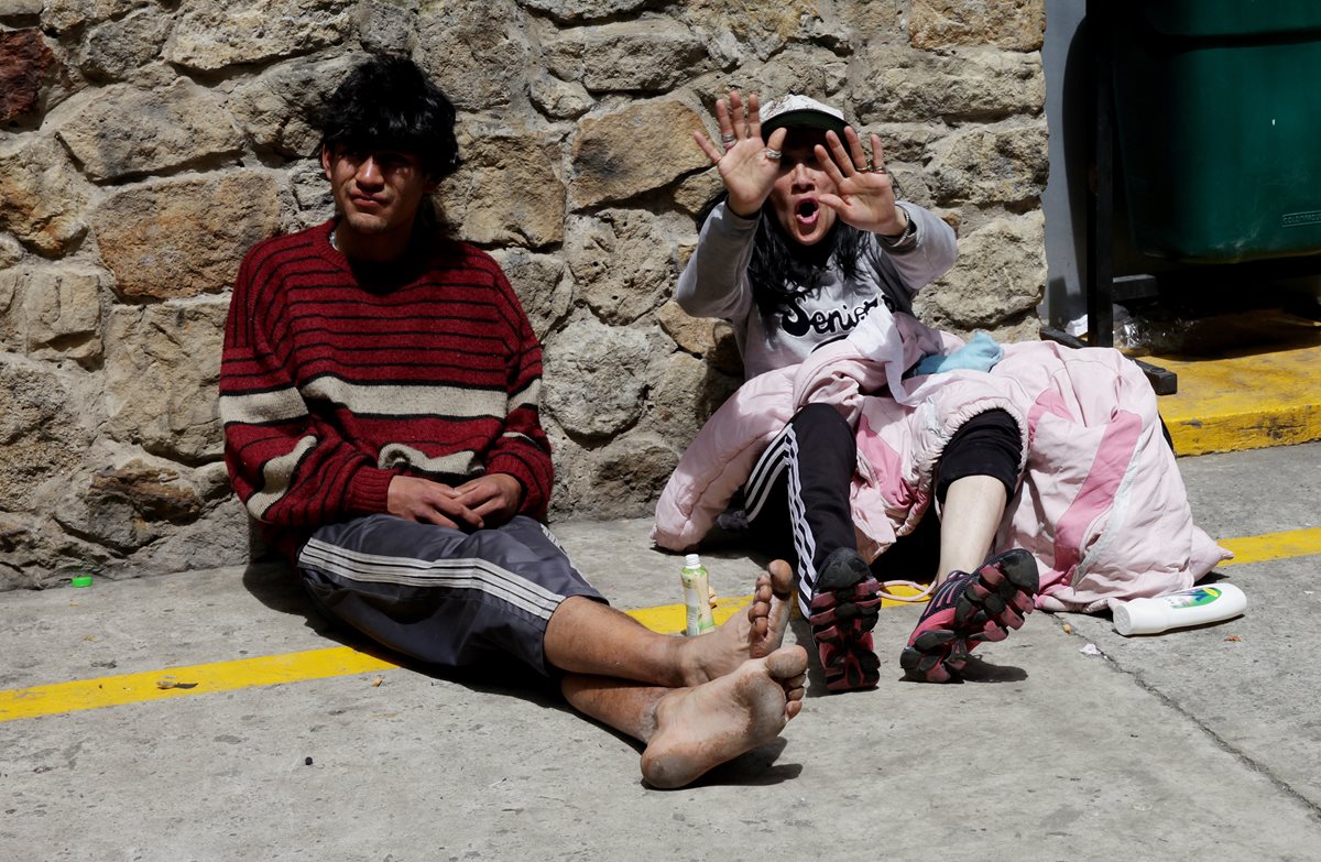 Dos indigentes del "Bronx" descansan en un hogar de paso en Bogotá, Colombia, luego del reciente desalojo. (Foto Prensa Libre: EFE).
