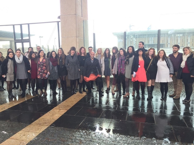 Grupo de manifestantes en la entrada del Knesset para protestar contra la normativa. (AFP).