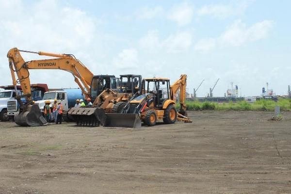 Dos de las máquinas que trabajan en la edificación de la terminal de contenedores, en Puerto Quetzal. (Foto Prensa Libre: Enrique Paredes)